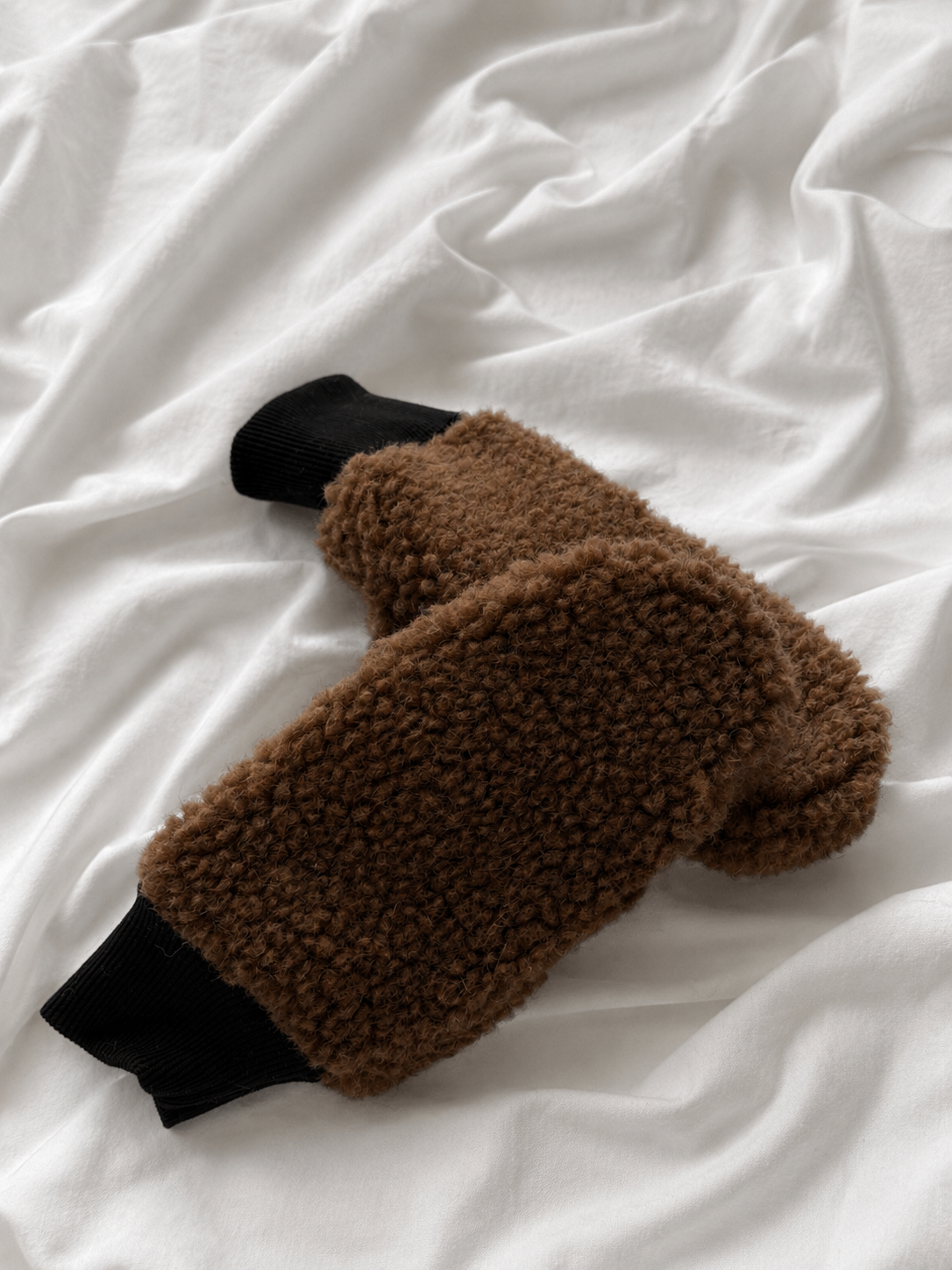 Klappfäustlinge aus 100% Schafwolle – Braun | Schwarze Bündchen