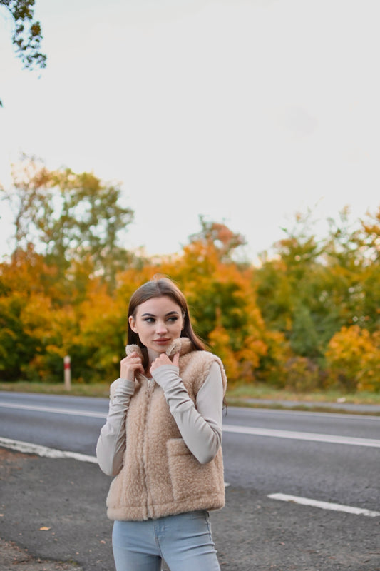 Ciepła beżowa kamizelka