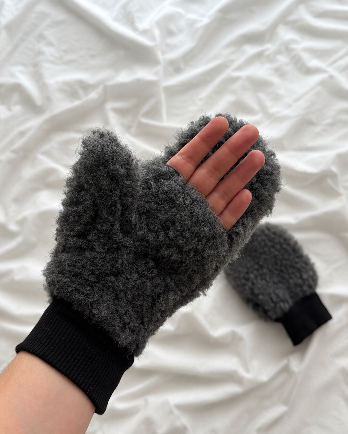 Klappfäustlinge aus 100% Schafwolle – Grau | Schwarze Bündchen
