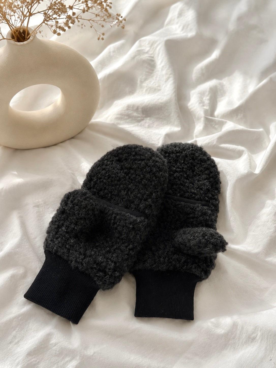 Klappfäustlinge aus 100% Schafwolle – Schwarz | Schwarze Bündchen