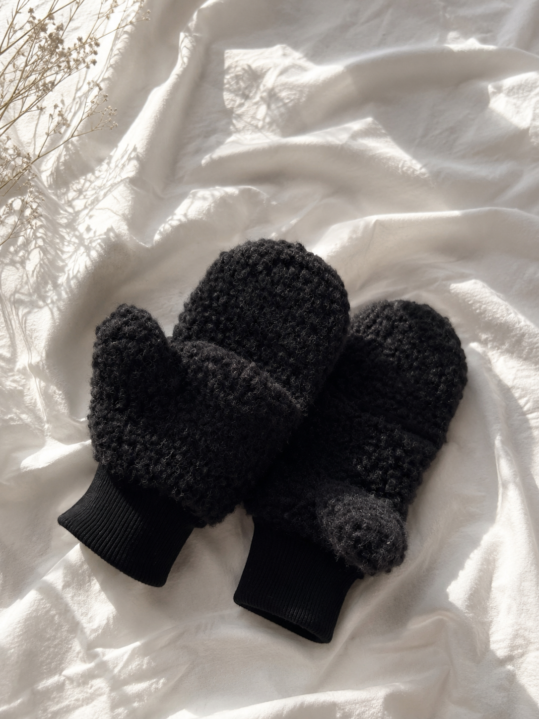 Klappfäustlinge aus 100% Schafwolle – Schwarz | Schwarze Bündchen