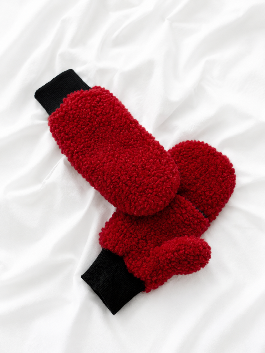 Klappfäustlinge aus 100% Schafwolle – Rot | Schwarze Bündchen