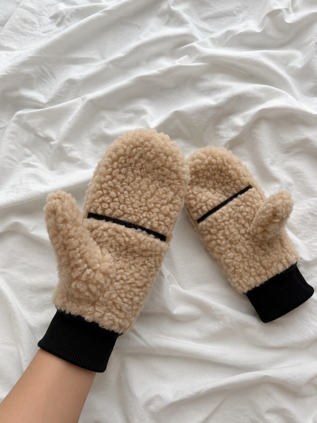 Klappfäustlinge aus 100% Schafwolle – Beige | Schwarze Bündchen