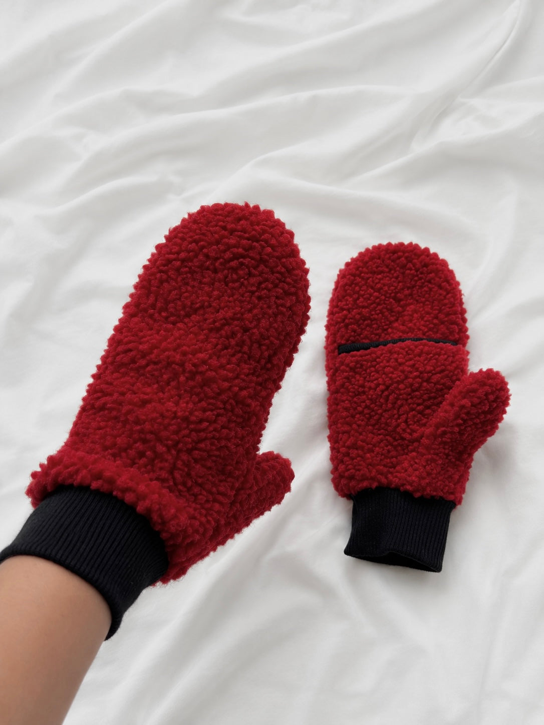 Klappfäustlinge aus 100% Schafwolle – Rot | Schwarze Bündchen