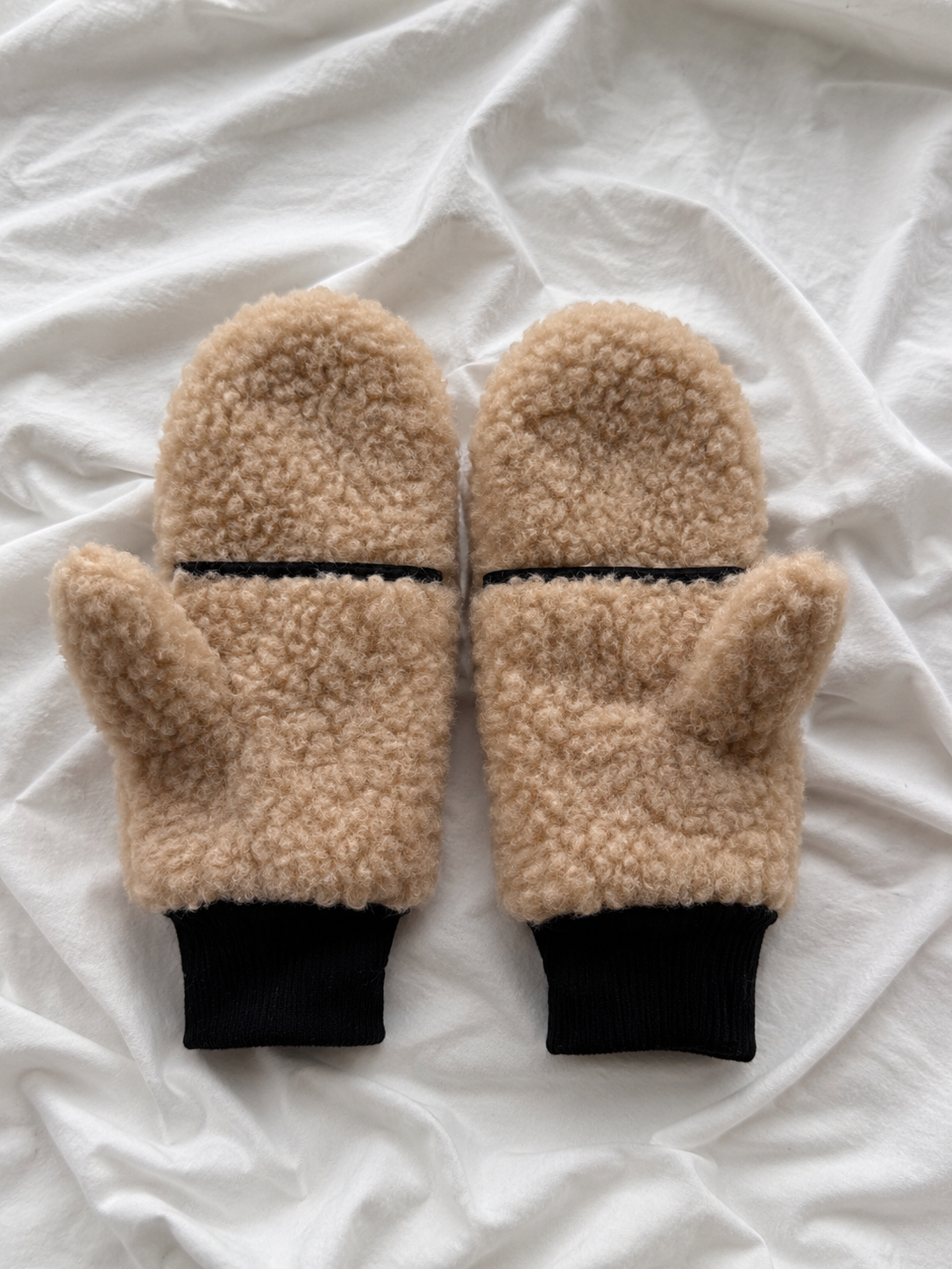 Klappfäustlinge aus 100% Schafwolle – Beige | Schwarze Bündchen