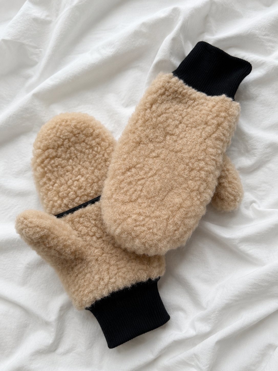 Klappfäustlinge aus 100% Schafwolle – Beige | Schwarze Bündchen