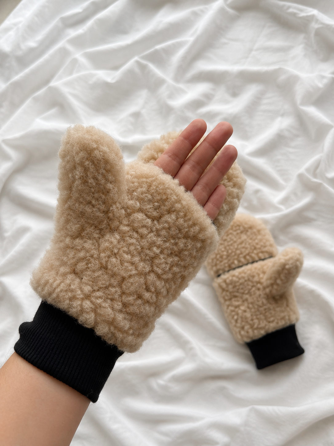 Klappfäustlinge aus 100% Schafwolle – Beige | Schwarze Bündchen