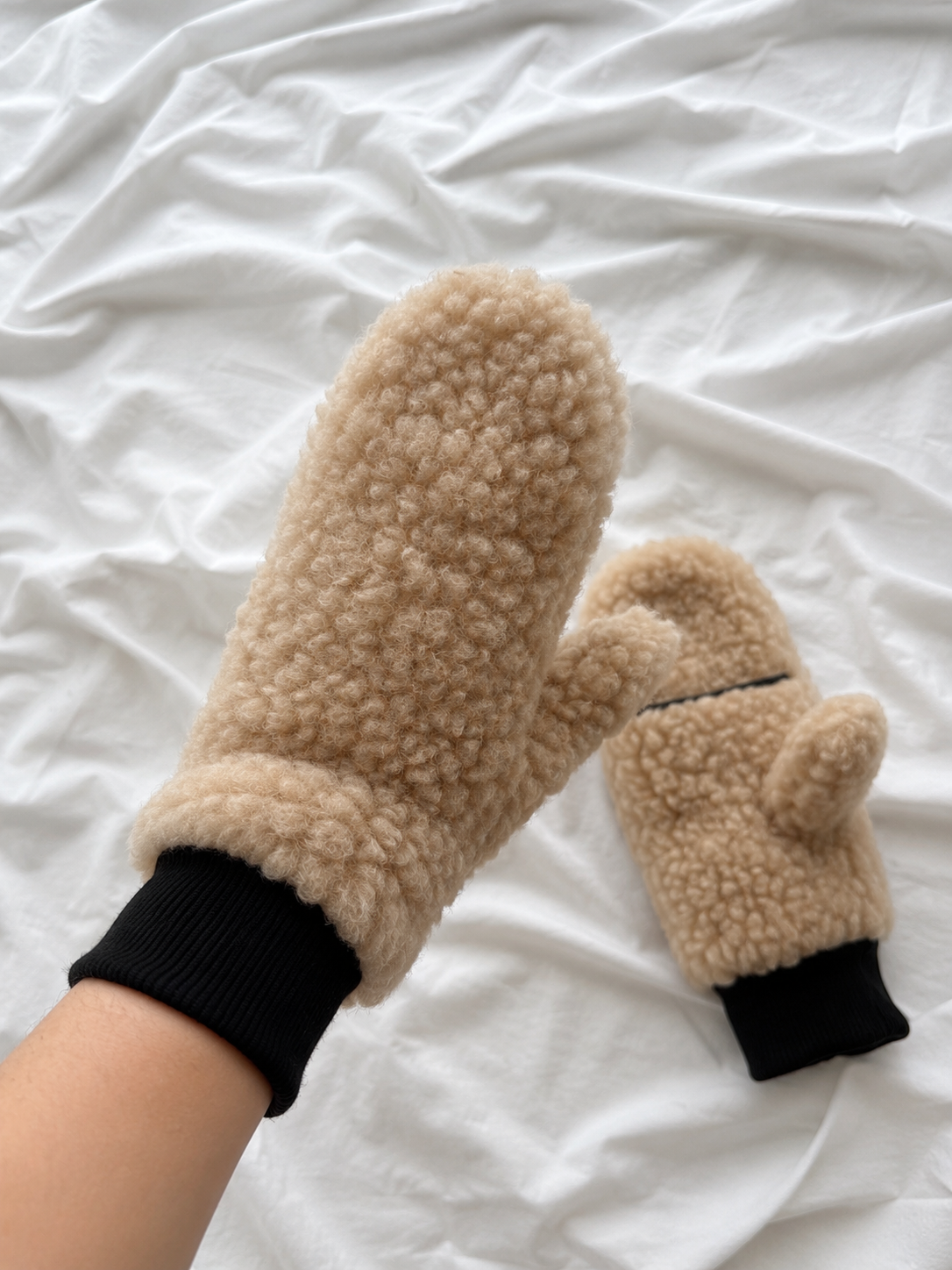 Klappfäustlinge aus 100% Schafwolle – Beige | Schwarze Bündchen