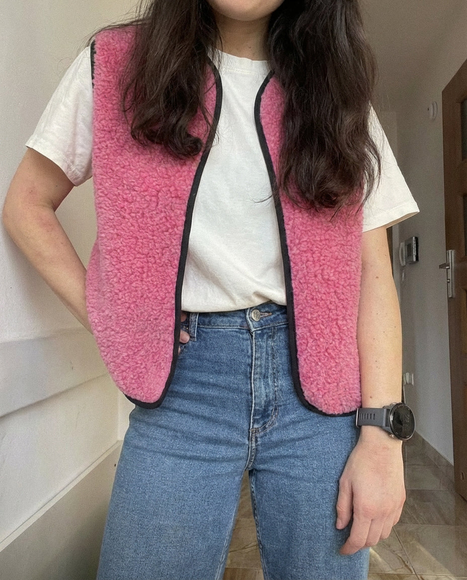 RAW Vest Pink — Różowa Kamizelka Teddy z Wełny Merino