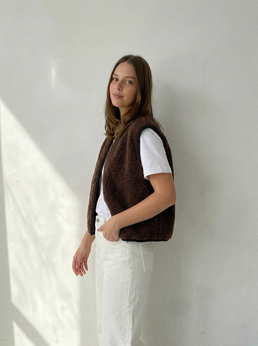 RAW Vest Choco Brown — Czekoladowa Kamizelka Teddy z Wełny Merino