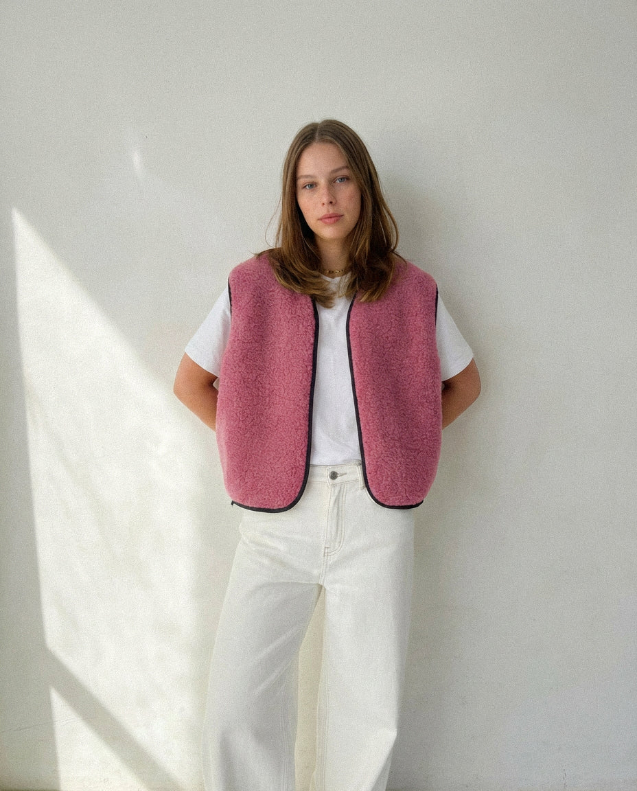 RAW Vest Pink — Różowa Kamizelka Teddy z Wełny Merino