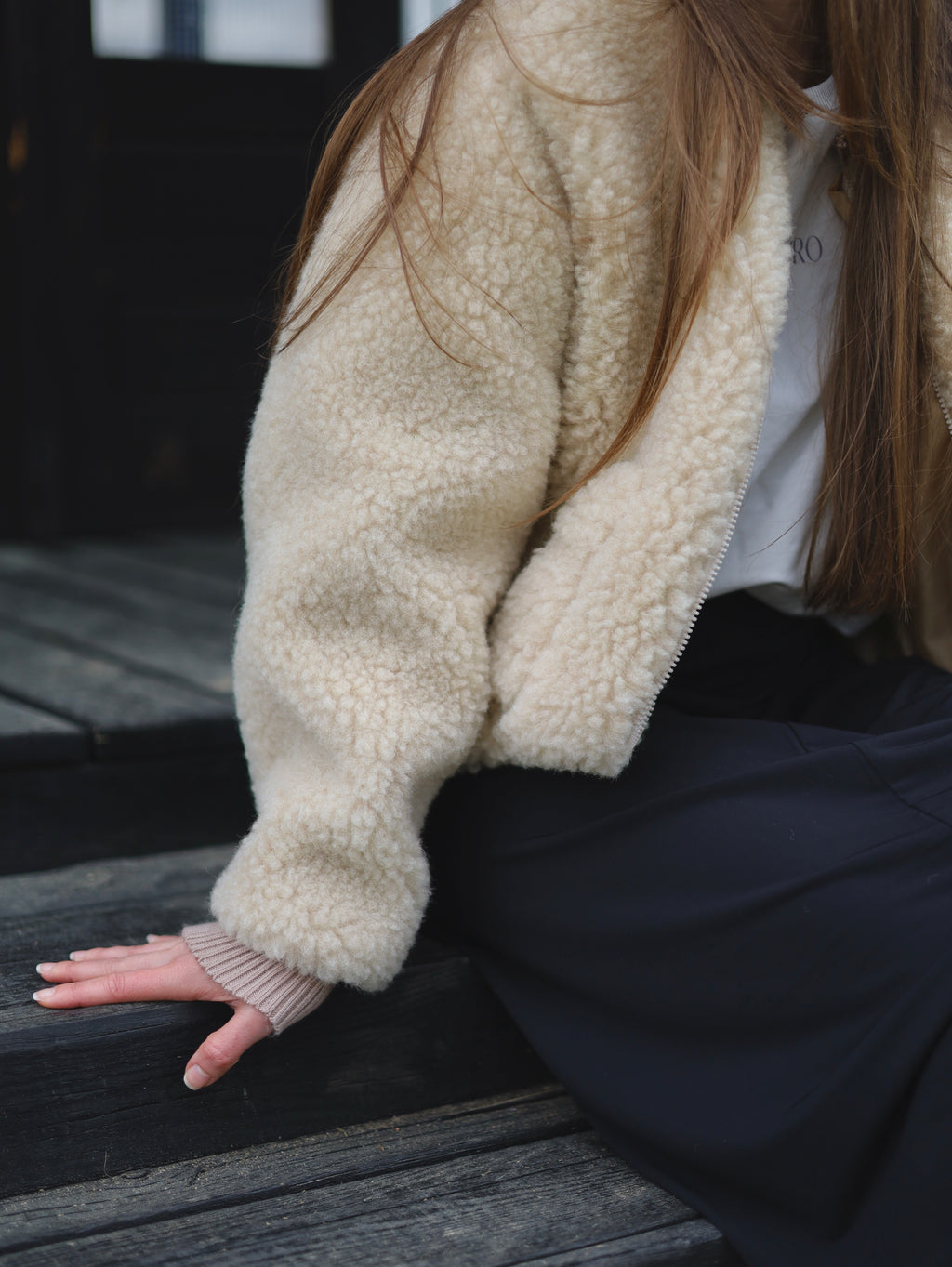 Beżowa kurtka typu sherpa