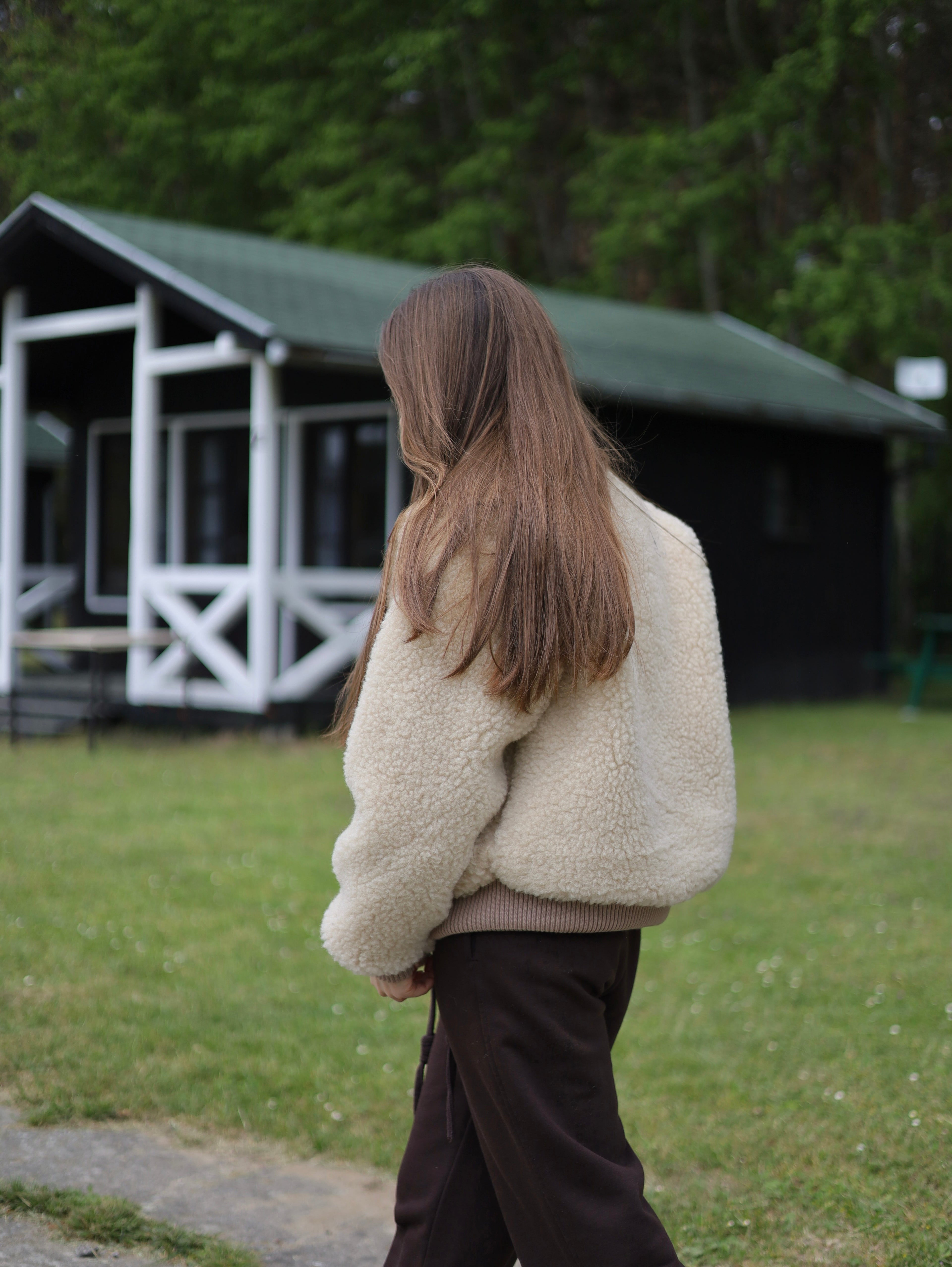 Beżowa kurtka typu sherpa