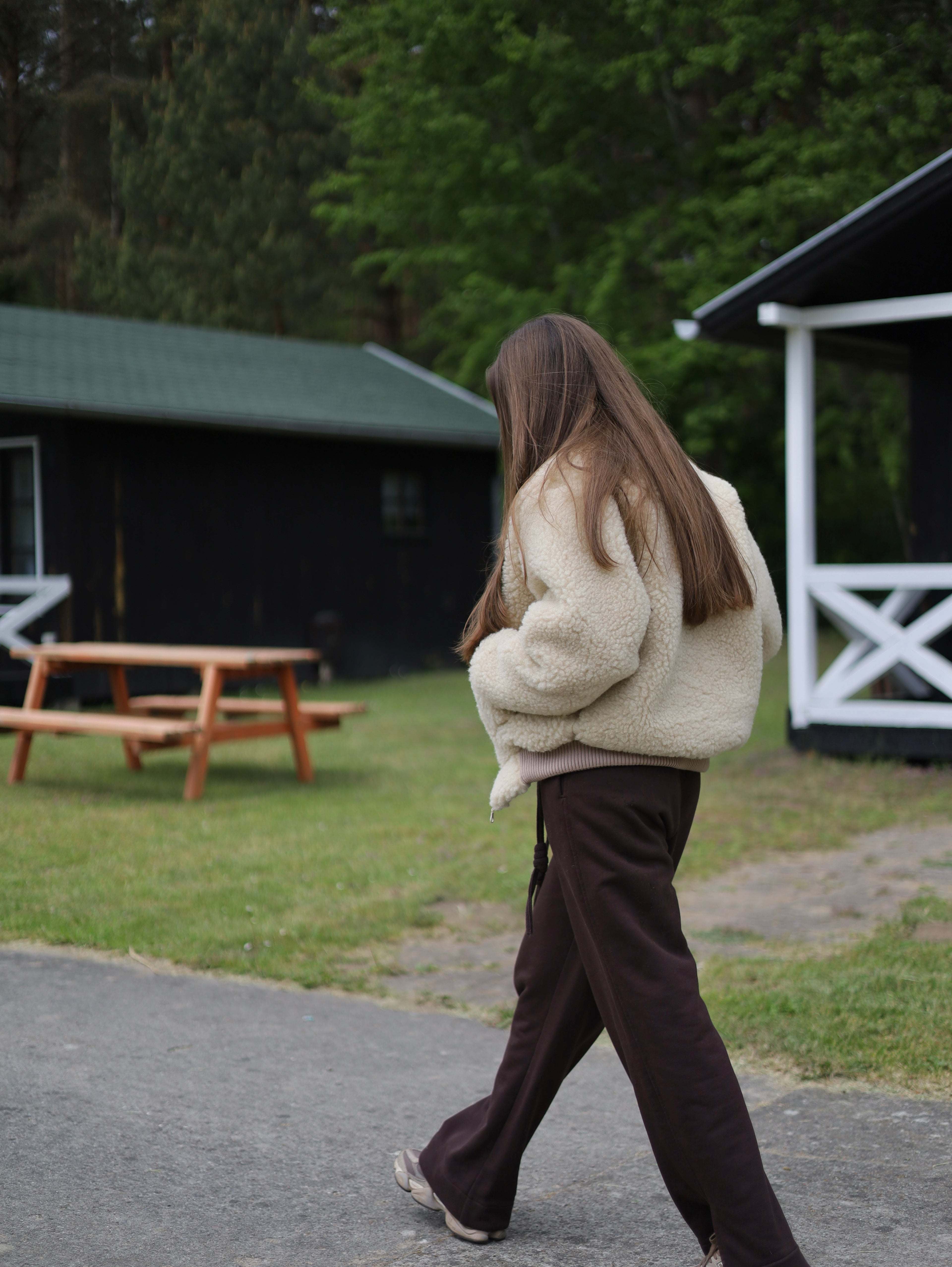 Beżowa kurtka typu sherpa