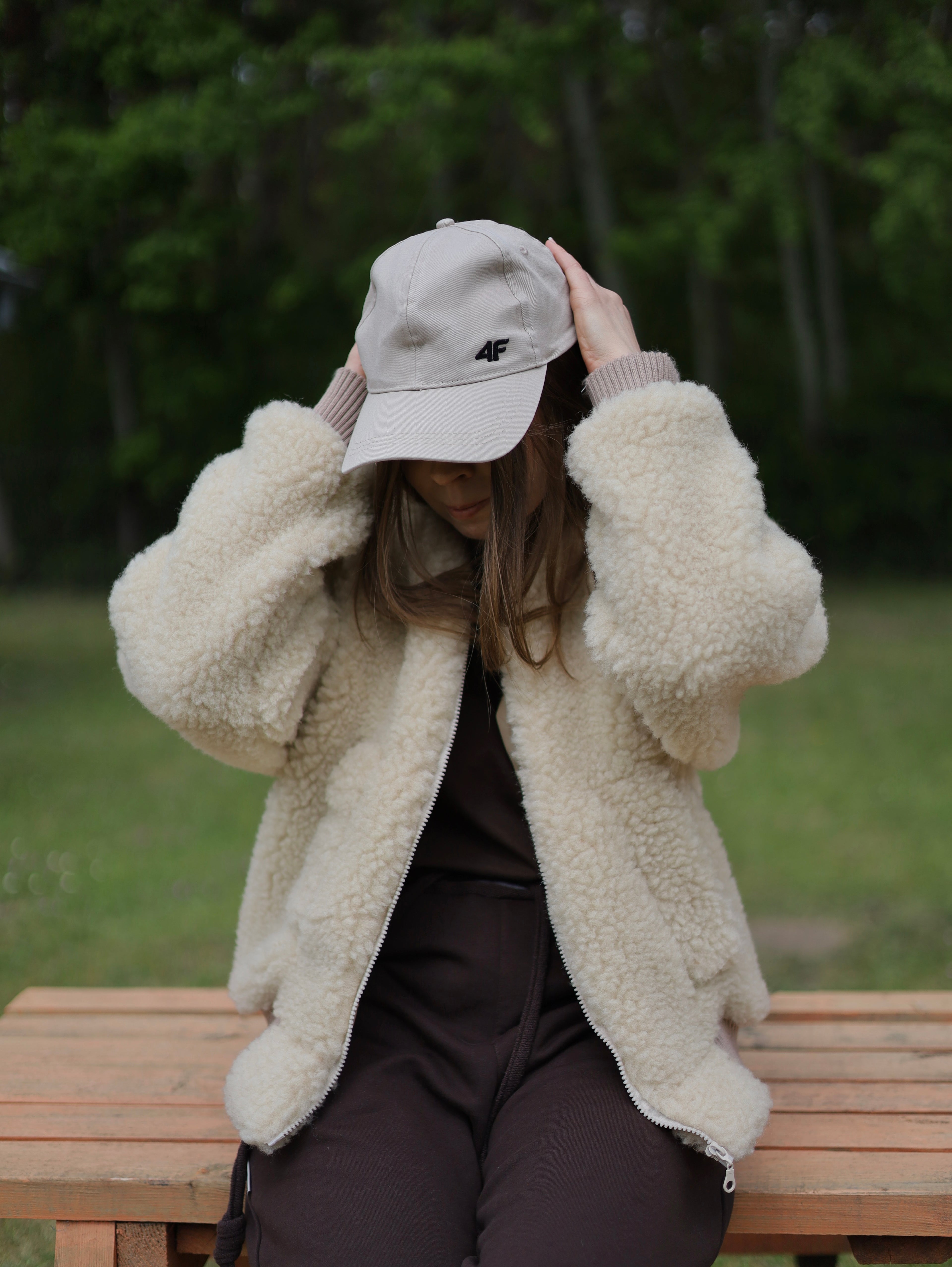 Beżowa kurtka typu sherpa