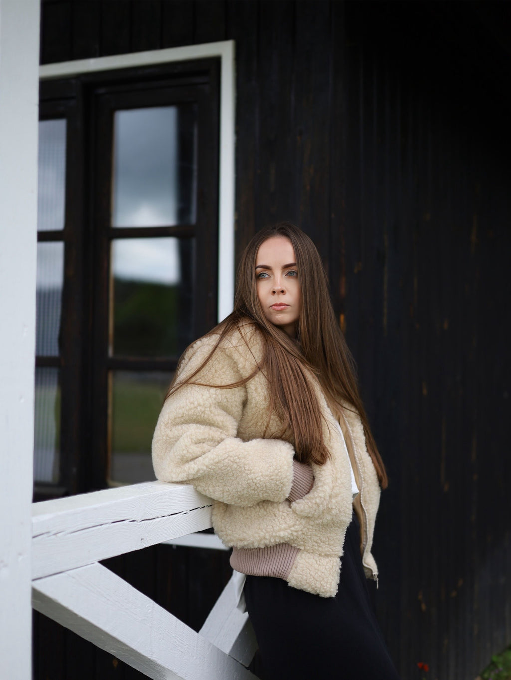 Beżowa kurtka typu sherpa