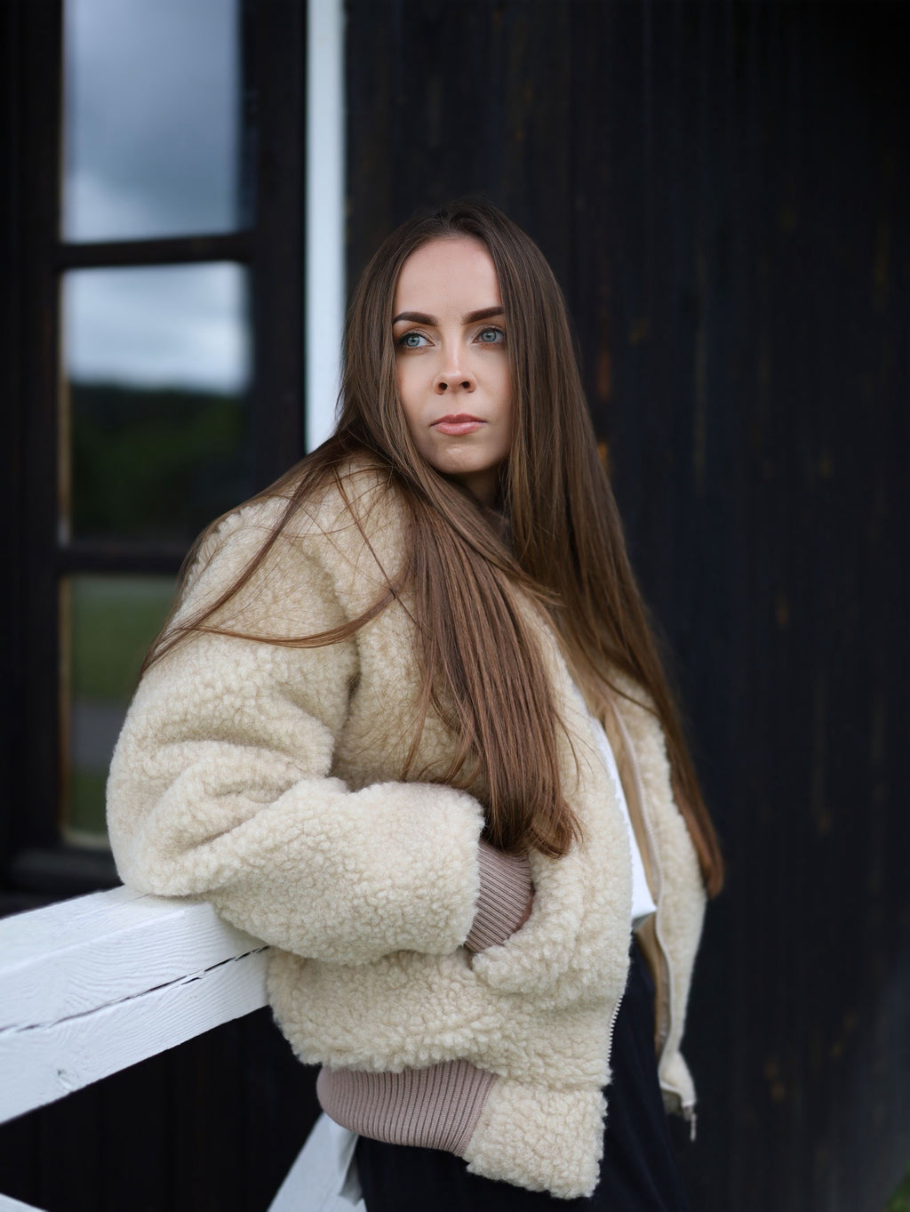 Beżowa kurtka typu sherpa