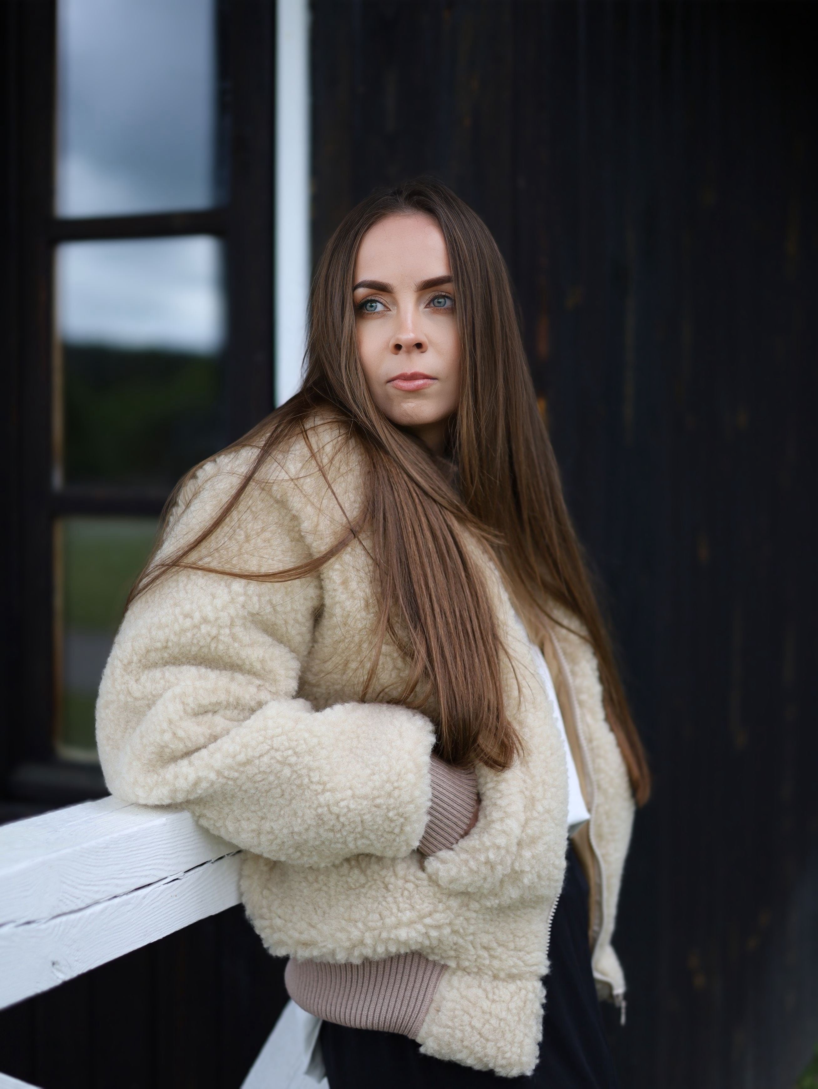 Beżowa kurtka typu sherpa