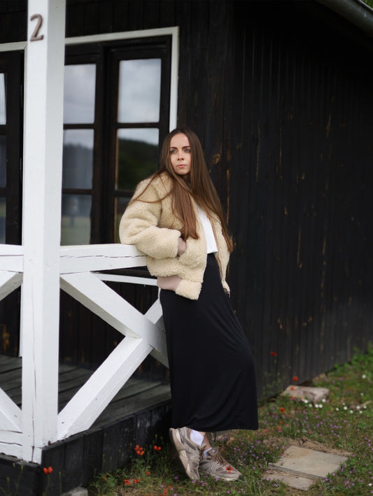 Beżowa kurtka typu sherpa