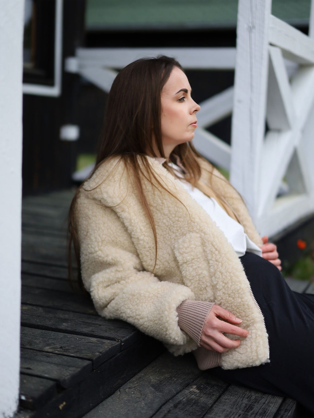 Beżowa kurtka typu sherpa