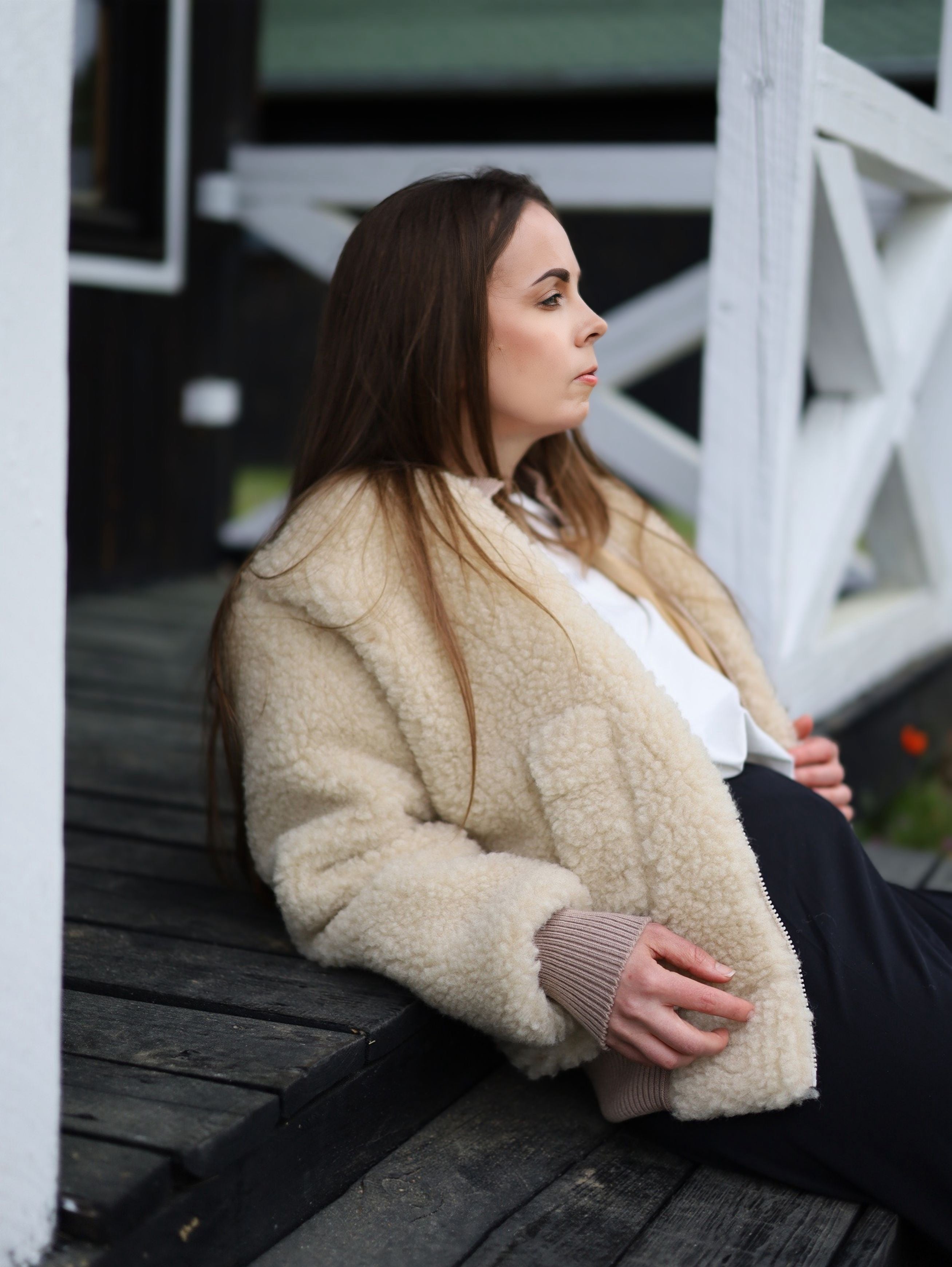 Beżowa kurtka typu sherpa