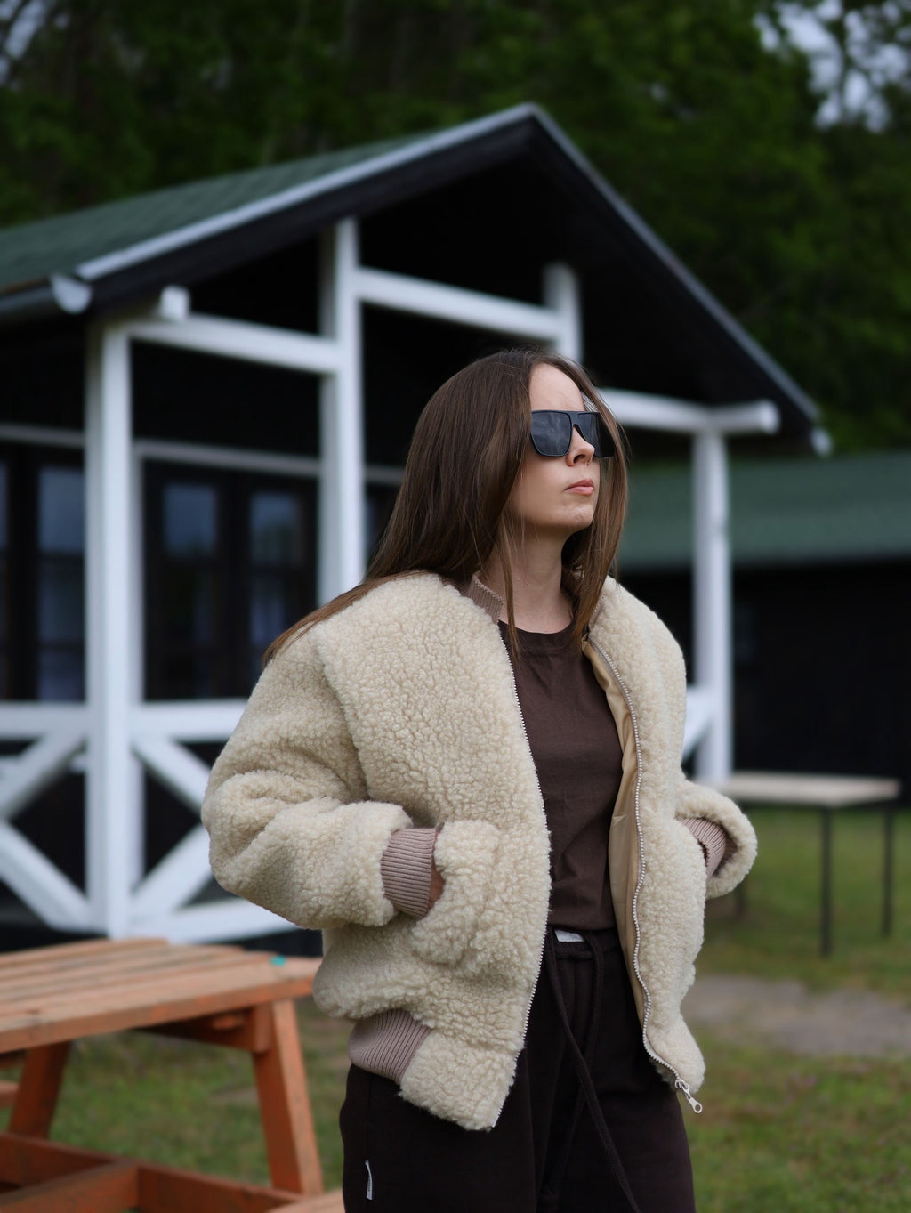 Beżowa kurtka typu sherpa