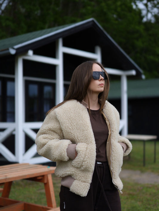 Beżowa kurtka typu sherpa