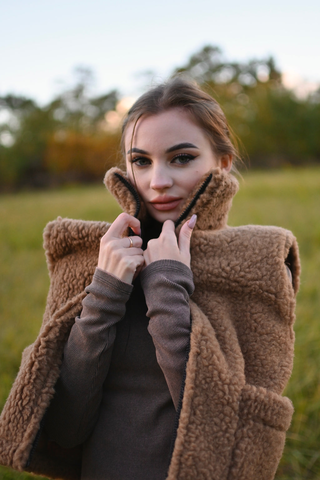 Brązowa kamizelka teddy