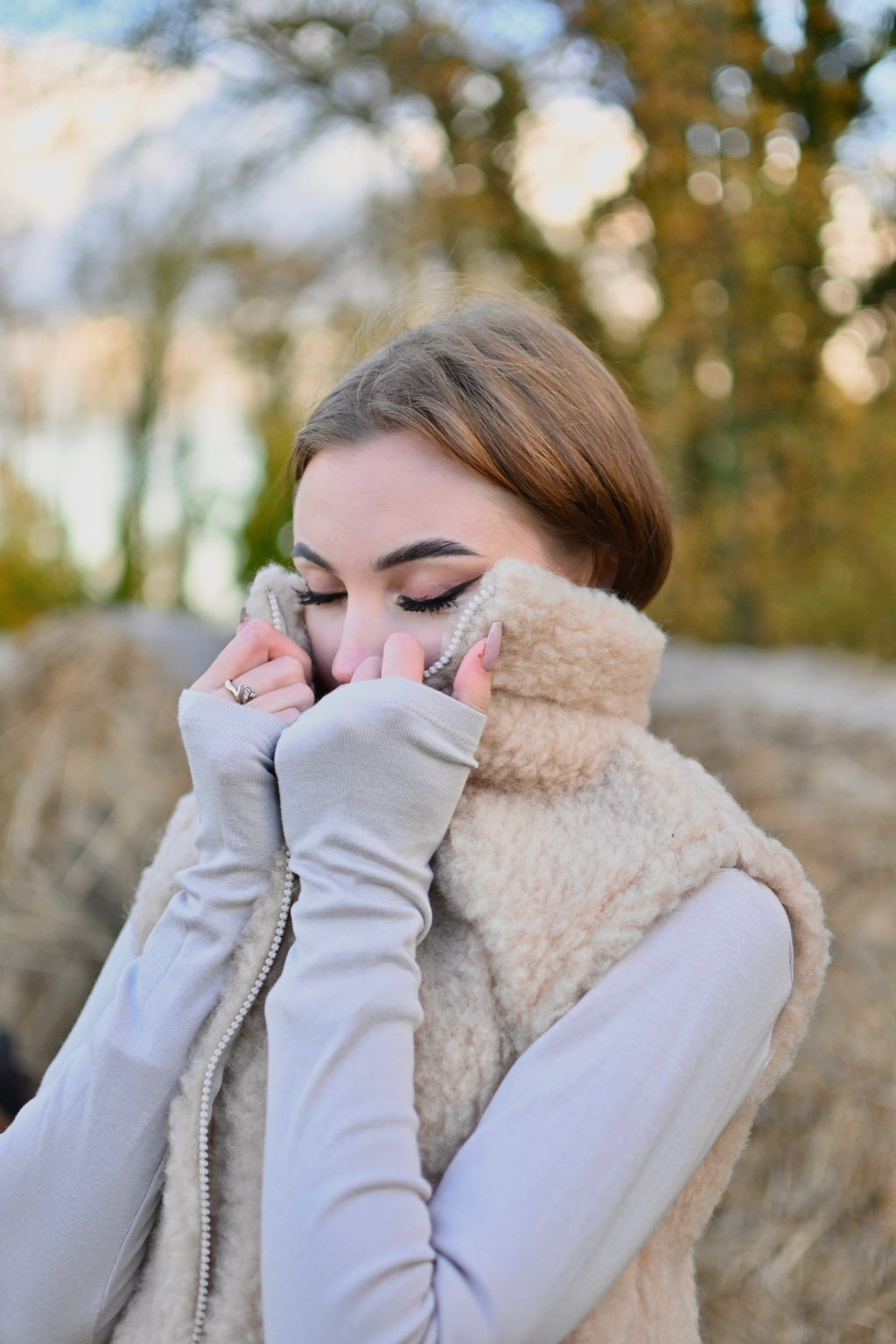 Ciepła beżowa kamizelka