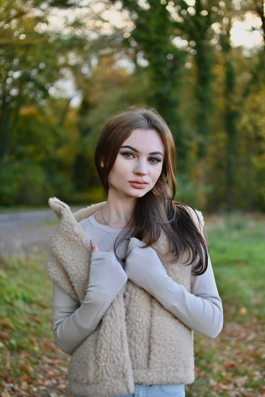 Ciepła beżowa kamizelka