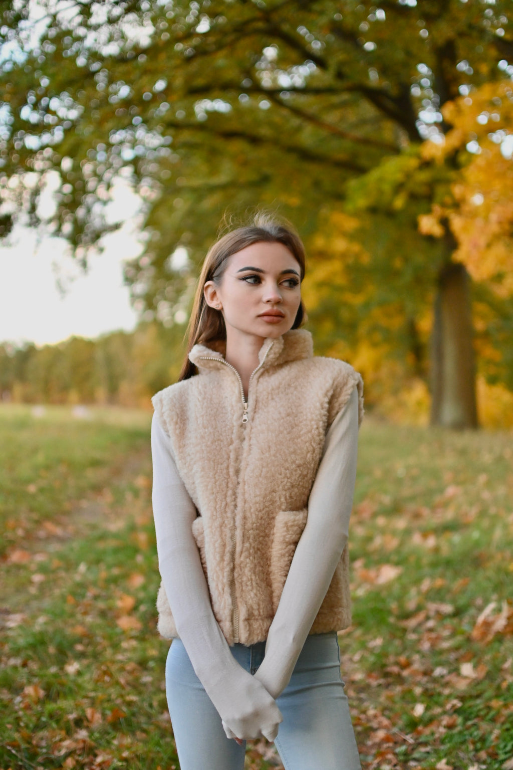 Ciepła beżowa kamizelka