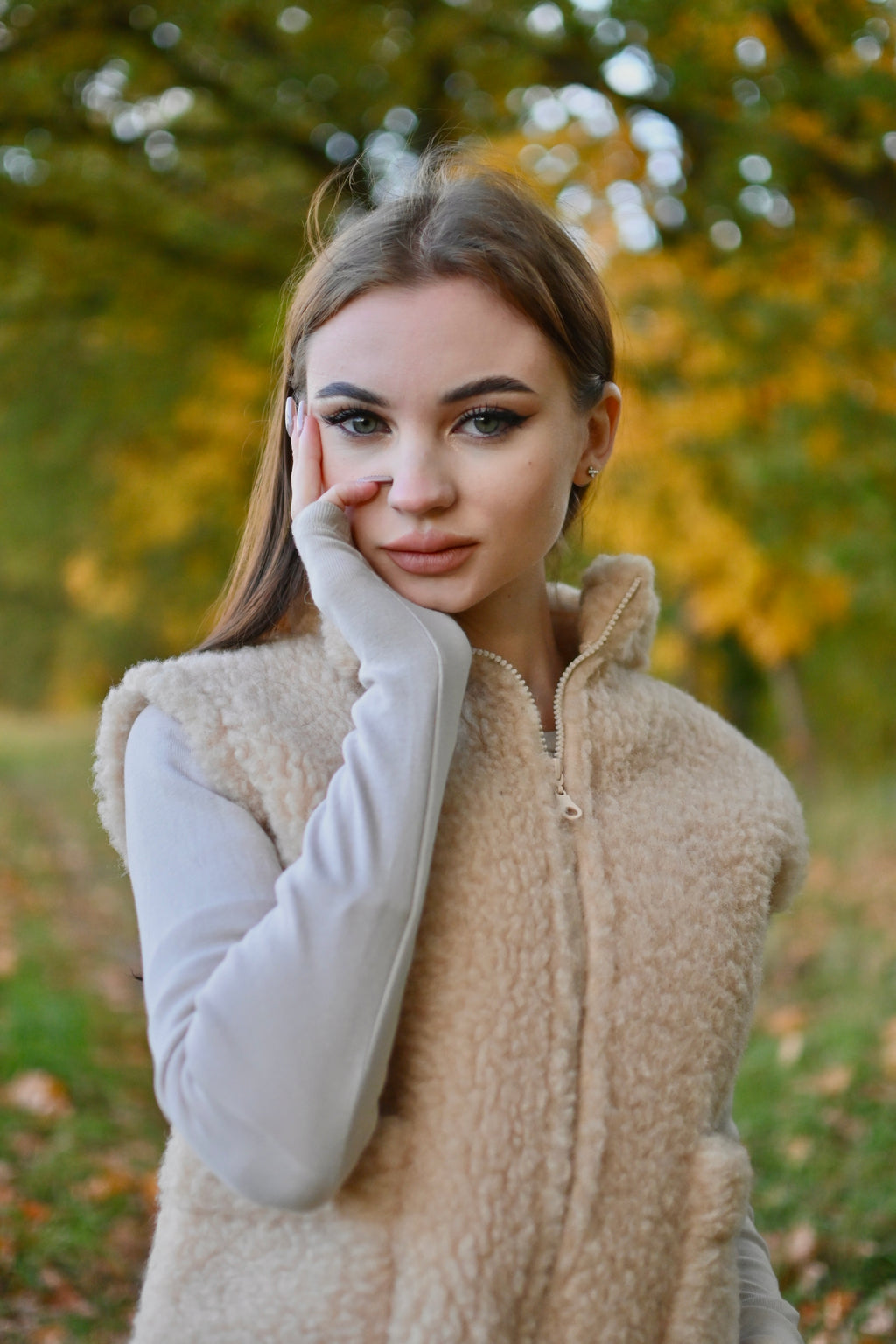 Ciepła beżowa kamizelka