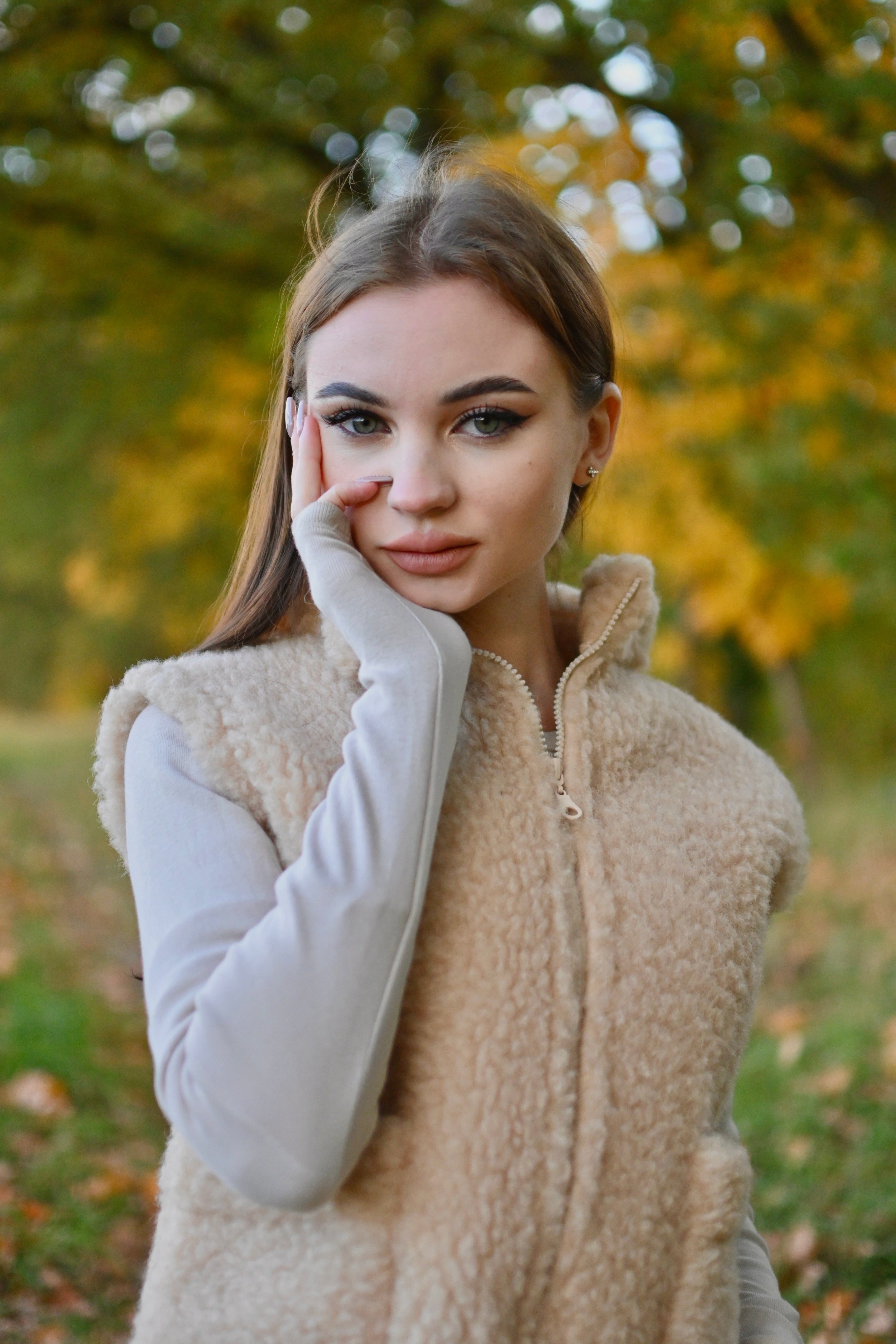 Ciepła beżowa kamizelka