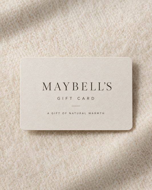 Maybell’s Geschenkgutschein auf natürlicher Wolltextur